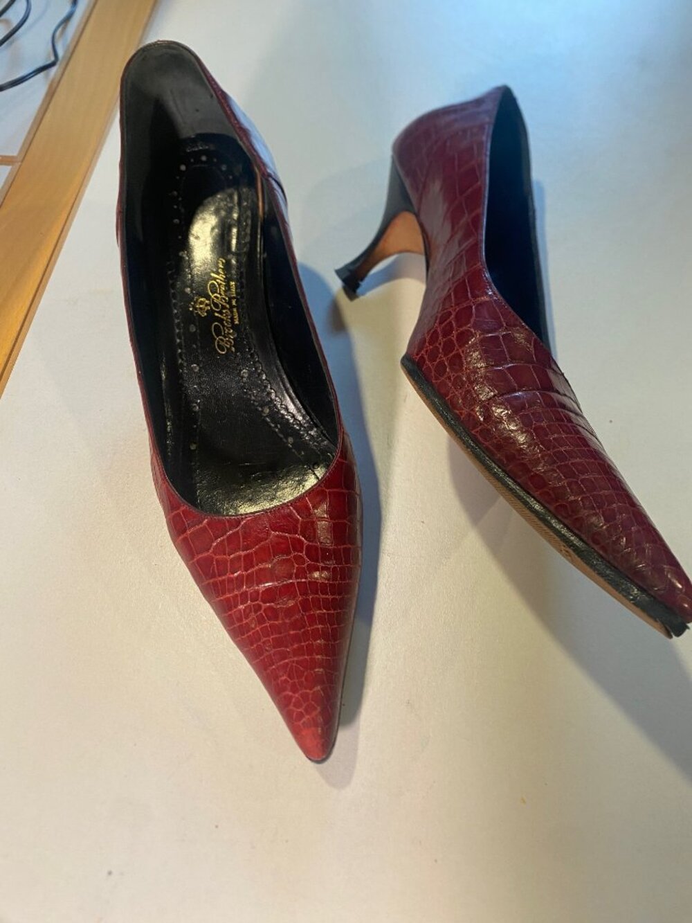 Brooks Brothers - Size 7 - Pointy toe croc-embossed burgundy pumps - Italian